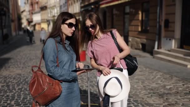 Tablette Tourisme Cartes Ligne Cartes Internet Deux Femmes Sont Absorbées — Video