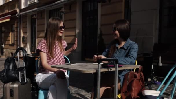 Vänskap Koncept Telefon Väntar Resenärer Telefoner Vid Bordet Två Kvinnliga — Stockvideo
