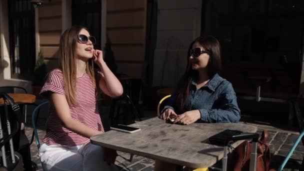 Reizende Vrouwen Wachtende Bagage Toeristentelefoons Aan Tafel Wachten Twee Vrouwen — Stockvideo