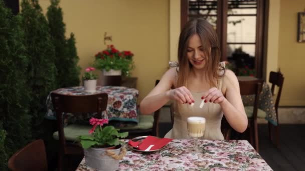 Édes Kávé Cukros Kávé Kávét Készítek Hölgy Cukrozza Kávéját Miközben — Stock videók
