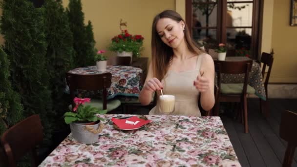 Vonzó Hölgy Kávé Idő Szőke Kávézó Élvezi Pihentető Szünet Szőke — Stock videók