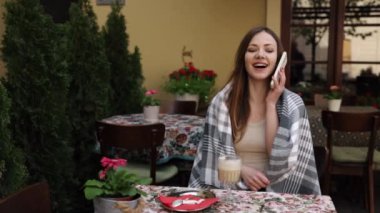 Kahve içmek, kafe sohbeti, kadın telefonu. Kadın müşteri kafe cep telefonuyla konuşmakla meşgul..