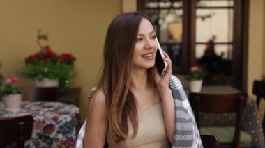 Kahve sohbeti, kafeinli kadın, kafeinli telefon. Kadın kahve dükkanı telefon konuşmasını bitirdi.