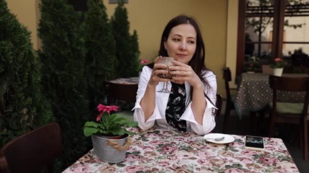 Dromerig Humeur Pensieve Vrouw Dagdromende Vrouw Vrouw Drinkt Cappuccino Café — Stockvideo
