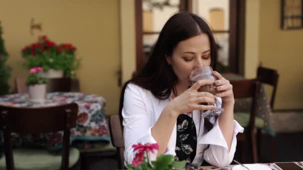 Warme Drank Cafe Reflecties Koffie Meditatie Genieten Van Haar Cappuccino — Stockvideo