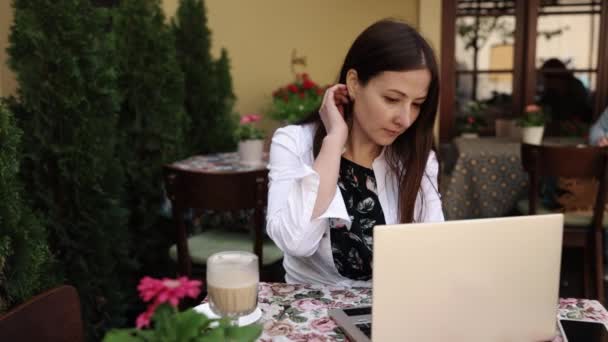 Online Working Επιχειρηματίας Εργάζεται Καφετέρια Στην Υπαίθρια Καφετέρια Γυναίκα Ελεύθερος — Αρχείο Βίντεο