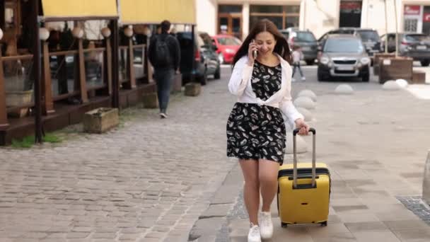 Keyifli Sohbetler Kadın Gezgin Gezinti Kadın Yolcu Bavul Taşıma Telefon — Stok video