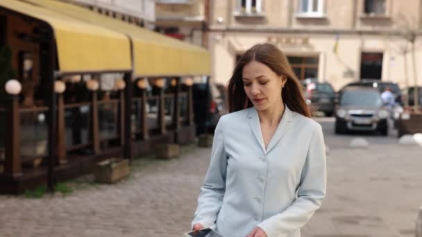 Mujer Hablando Caminando Charla Corporativa Ejecutiva Femenina Está Guardia Mientras — Vídeos de Stock