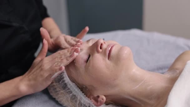剥皮过程 酶面膜 美容疗法 在现代美容术中 面部毛皮被用来将视黄醇应用于面部 美丽的女人正在剥皮以改善自己的容貌 — 图库视频影像