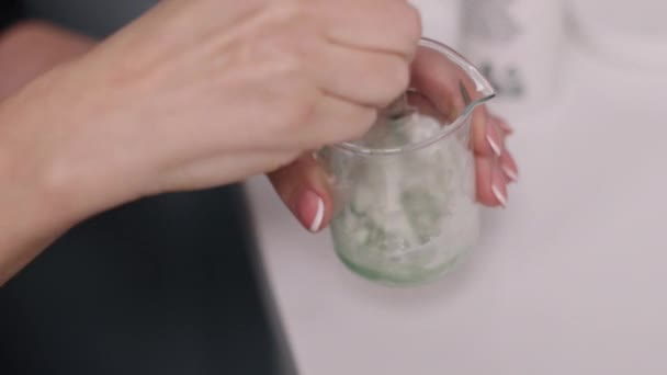 Nemlendirici Maske Kadın Güzellik Uzmanı Kozmetikçi Hazırlanıyor Kozmetolog Beyaz Kremi — Stok video