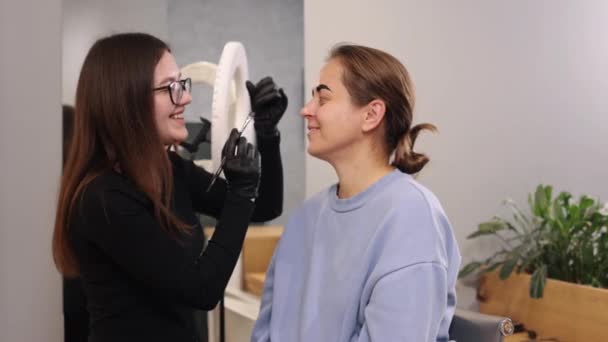 Maquillaje Profesional Cejas Mecánicas Gel Para Cejas Mujer Joven Salón — Vídeos de Stock