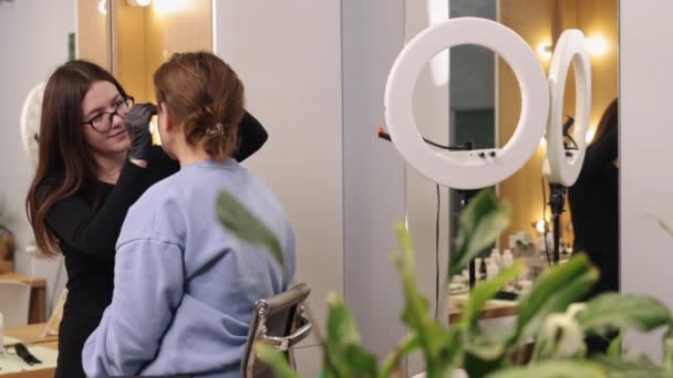아이브로 까마귀 미용실에서는 여성에게 절차를 실시하고 — 비디오