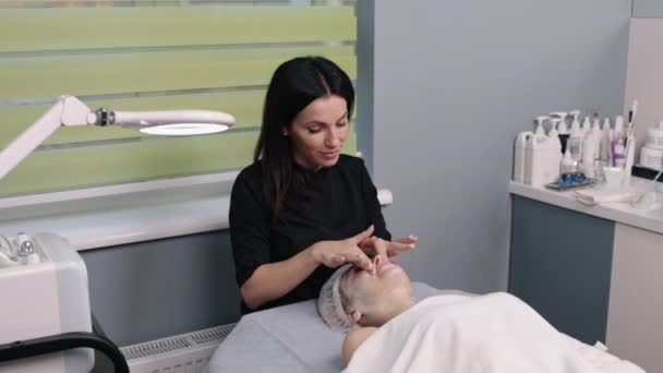 Huidverzorging Facial Toning Professionele Verzorging Professionele Cosmetoloog Bezig Met Gezichtslotion — Stockvideo