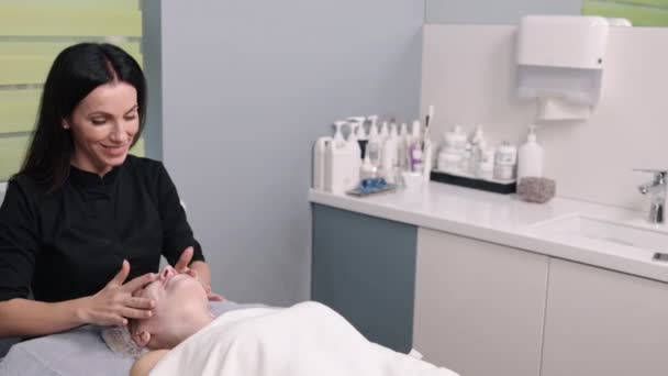 Schönheitscreme Kosmetiksalon Salondienstleistungen Schönheitsexpertinnen Verabreichen Spf Schutz Patientinnen — Stockvideo