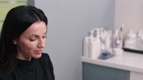 Femme Médecin Femme Blanche Clinique Privée Portrait Femme Cosmétologue Dermatologue — Video