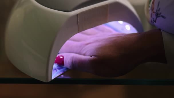 Handtorkning Salongsbehandling Nageltekniker Processen Att Torka Handen Lampa Integrerad Del — Stockvideo