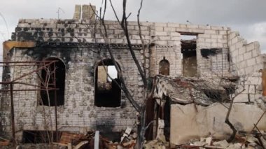 Gri enkaz, düşman füzeleri, yıkılmış bina. Felaketin ortasında yıkılmış bir bina. Enkaz, toz ve hasarlı ev seli var. Ukrayna 'daki bombalama sonrası.