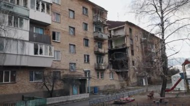 Enkaz, Rus bombası ve yıkılan binalarla dolu. Ukrayna 'daki son savaş nedeniyle büyük oranda yıkım meydana geldi. Binanın çökmesi, toz ve yıkıntı bombardıman ve savaş sonrası meydana geldi..