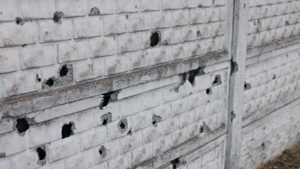 Bala Acribillada Después Bombardear Pared Perforada Guerra Ucrania Destruido Cercas — Vídeo de stock