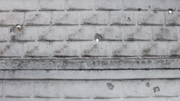 壁に穴をあけたシールドの後破壊されたフェンス ウクライナ戦争中 砲弾穴のあるコンクリート製の柵は砲弾や砲弾で破壊された — ストック動画