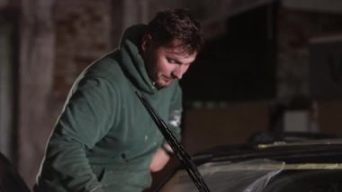 Araç zımparalama, detay verme yöntemleri, kaplama prosedürleri. Yeni boyadan önce, tamirci arabaya maske bandı eklemiş..