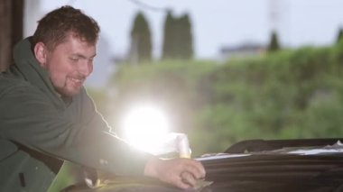 Maske tekniği, basamak rehberi, Uygulama dersi. Boyamadan önce, teknisyen zımparalanmış arabayı bantlıyor..