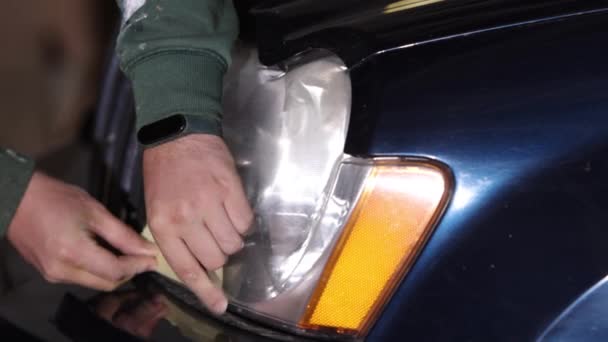 保護方法 車両のサンディング ボディワークマスキング 紙に包んで塗装用の砂車を準備する自動車技術者 — ストック動画