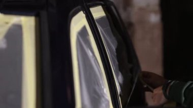 İş prosedürü, hazırlık teknikleri, otomotiv ayrıntıları. Boyamadan önce teknisyen zımparalanmış arabayı korumak için bant kullanıyormuş..