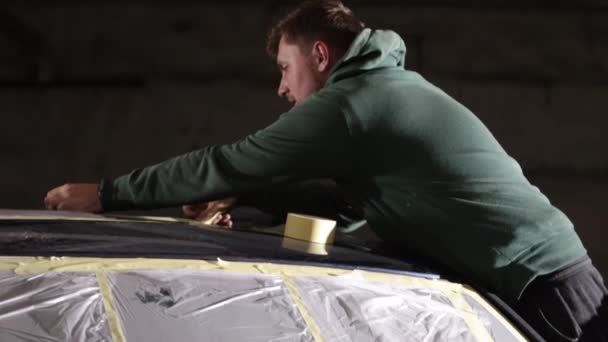 Körpersanierung Vor Der Malerei Maskentechnik Techniker Maskiert Abgeschliffenes Auto Mit — Stockvideo