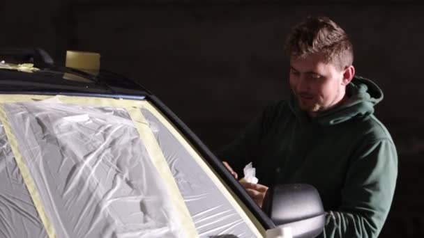 Diy台阶 车辆沙化 体力劳动掩蔽 在油漆之前 汽车是由机械师用掩蔽带准备的 — 图库视频影像