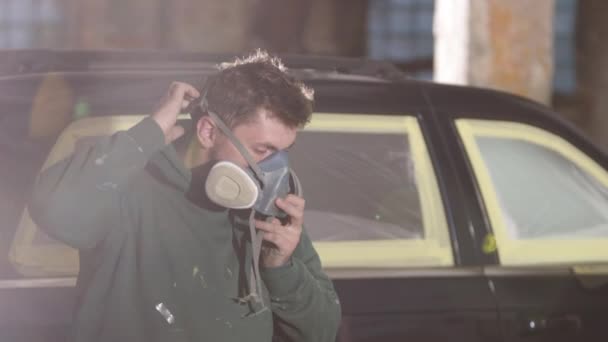 采购产品油漆准备 汽车绘画 准备技巧 在油漆汽车之前 男人先给自己装上防毒面具 — 图库视频影像
