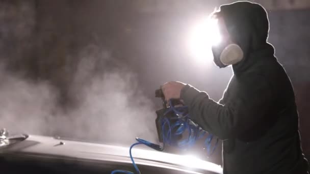 보호용 마스크 마스크 스프레이 사용하여 자동차를 페인팅하는 인공호흡기를 착용하는 — 비디오