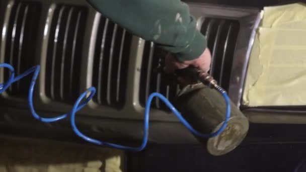 维修车间 安全规程 安全操作规程 手持喷雾枪 头戴呼吸喷雾器的男子在涂漆车 — 图库视频影像
