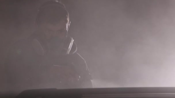 车辆细节 汽车细节 汽车细节 身着防毒面具的男子用喷雾枪喷漆装饰汽车 — 图库视频影像