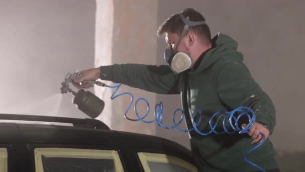 汽车油漆 汽车油漆 汽车油漆 头戴呼吸器的人勤勤恳恳地喷涂油漆车 — 图库视频影像