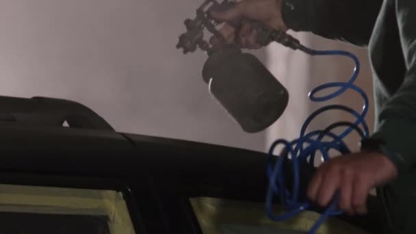 汽车油漆 汽车油漆 汽车油漆 带呼吸器的男子用喷雾枪在车上涂新油漆 — 图库视频影像