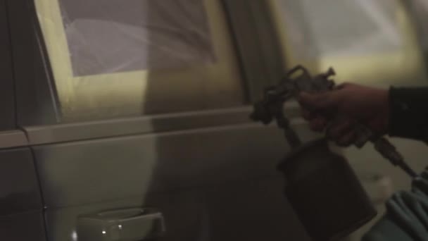 安全指南 安全协议 安全措施 头戴呼吸器的男子使用喷枪喷漆车 — 图库视频影像