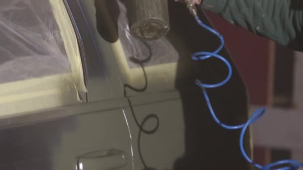采购产品油漆准备 油漆应用 油漆保护 身着呼吸器的男子手持喷雾枪 在车上添加了新的油漆 — 图库视频影像
