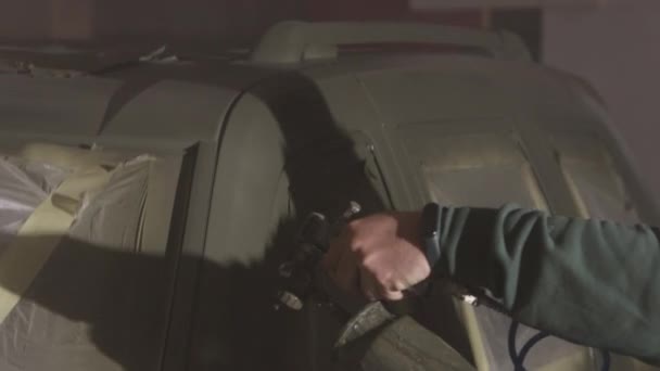 防护服 防护服 防护罩 用喷雾枪在车上涂新鲜油漆的男人 — 图库视频影像