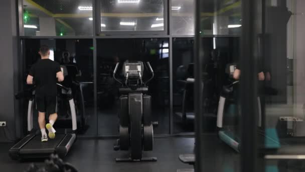 Fitness Tracker Persoonlijke Training Hardlooproutine Het Fitnesslid Traint Zijn Beenspieren — Stockvideo