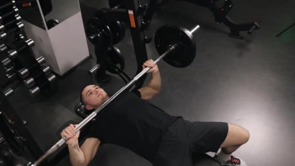 筋肉量 適切な技術を訓練する ジムはスポットレスで組織化されており ボディビルダーのトレーニングに適した環境を提供します — ストック動画