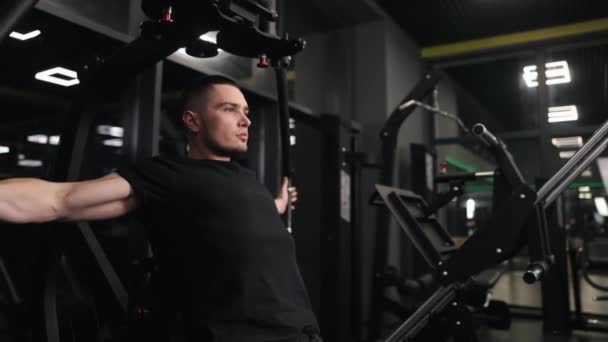 強度開発 インクラインプレス 運動強度 運動中のジム設備を活用し 腕や胸に力を入れて筋肉質な体格の良い男 — ストック動画