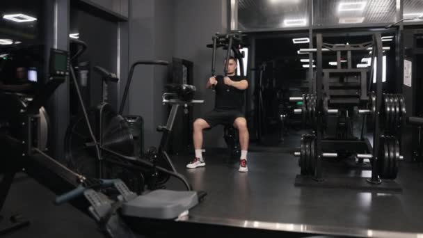 Intensidade Exercício Exercícios Isolamento Dia Peito Homem Bem Construído Bonito — Vídeo de Stock