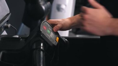 Koşu bandı düğmeleri, egzersiz programları, özel ayarlar. Kontrol paneli koşu bandı insan eliyle düğmelere basılarak çalıştırılıyor.