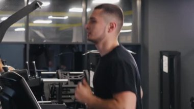 Jimnastik Koşu, Koşu Atletizm Antrenmanı. Spor salonu, gençlerin spor ilgilerini çektikleri yerdir. Koşu bandı gibi..