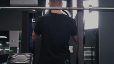 Man Barbell, Gym Barbell, Kilo Halteri. Halterini hazırlarken, adam spor salonunda daha fazla ağırlık veriyor..