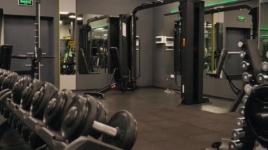 Spor aletleri, dayanıklılık makineleri, aynalar. Spor salonunda, çeşitli halterler ve yüksek kaliteli spor aletleri bulacaksınız..
