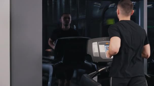 트레드 체육관 스포츠에 젊은이는 체육관에 머신을 — 비디오