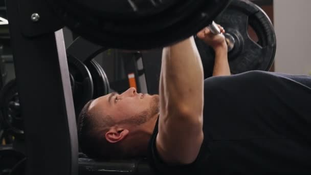 Persen Concentraten Barbell Machines Bodybuilder Bench Met Behulp Van Gewichtsmachines — Stockvideo