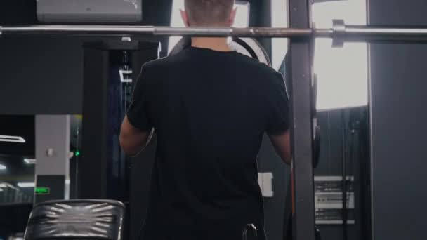 Man Barbell Gym Barbell Weights Barbell 준비하는 과정에서 남자는 체육관에서 — 비디오